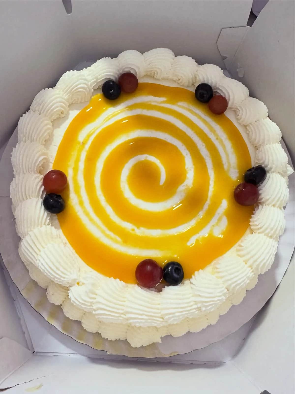 Tarta de bizcocho con nata y espiral de mango