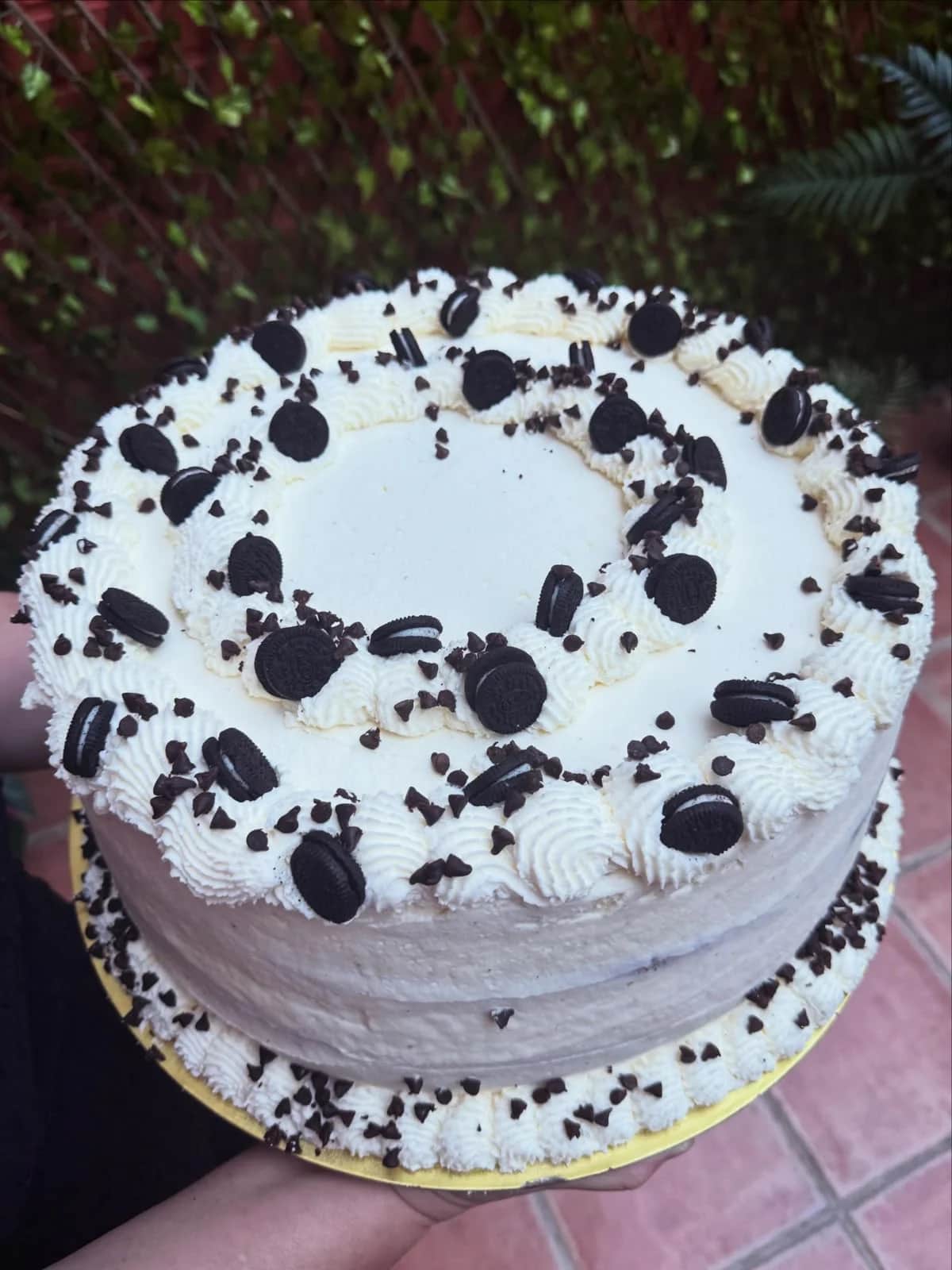 Tarta de bizcocho decorada con galletas Oreo