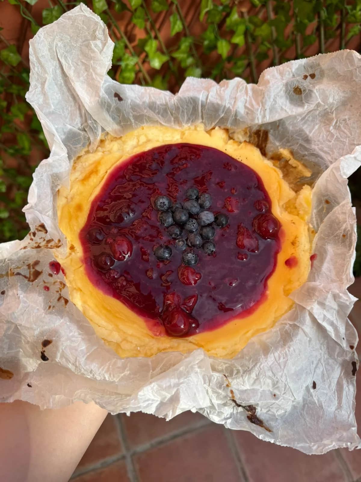 Tarta de queso con arándanos y frutos rojos