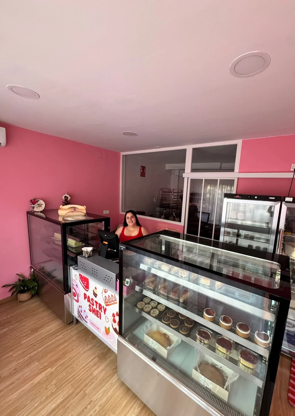 Sheila, de Pastryshei, detrás del mostrador de la pastelería en La Almunia