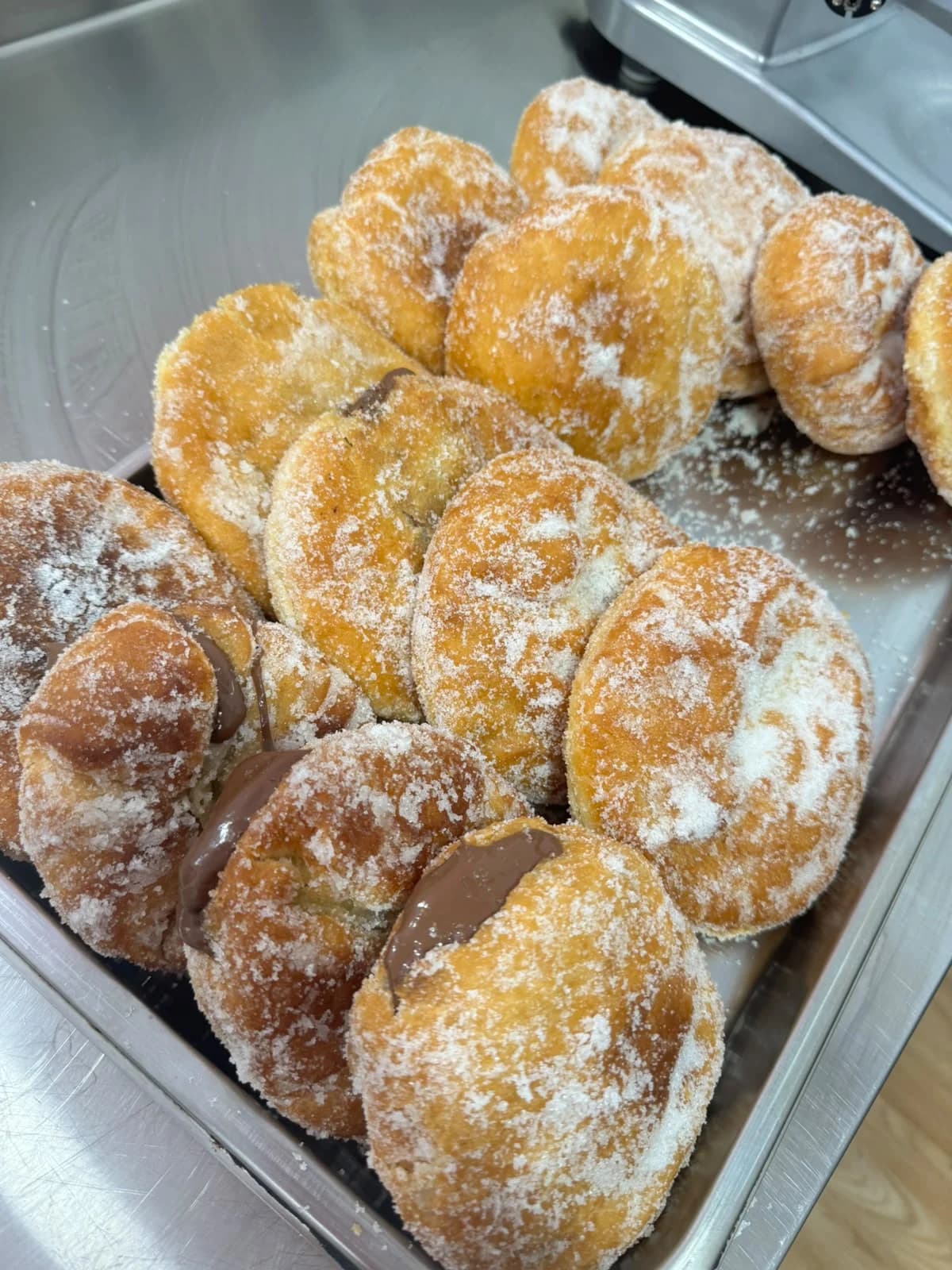 Dónuts azucarados rellenos de chocolate