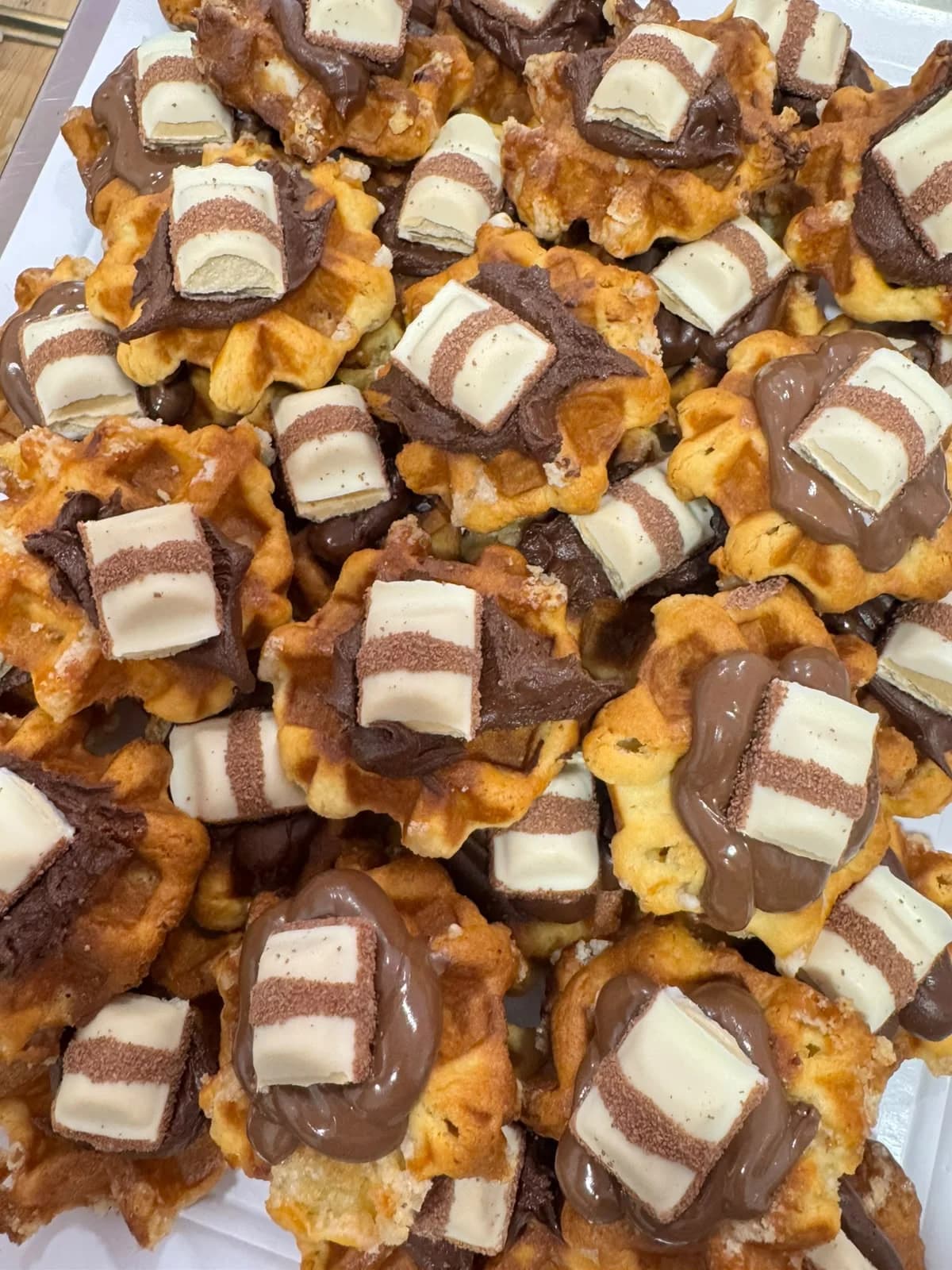 Gofres con crema de chocolate y trozos de Kinder