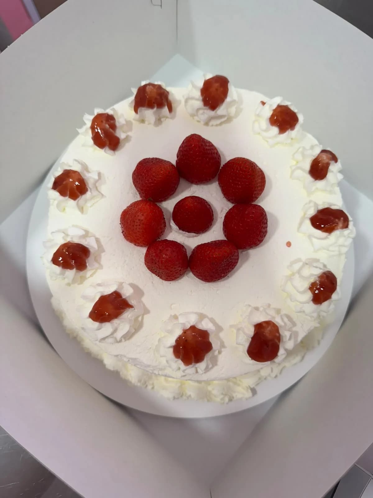 Tarta de bizcocho con nata y fresas