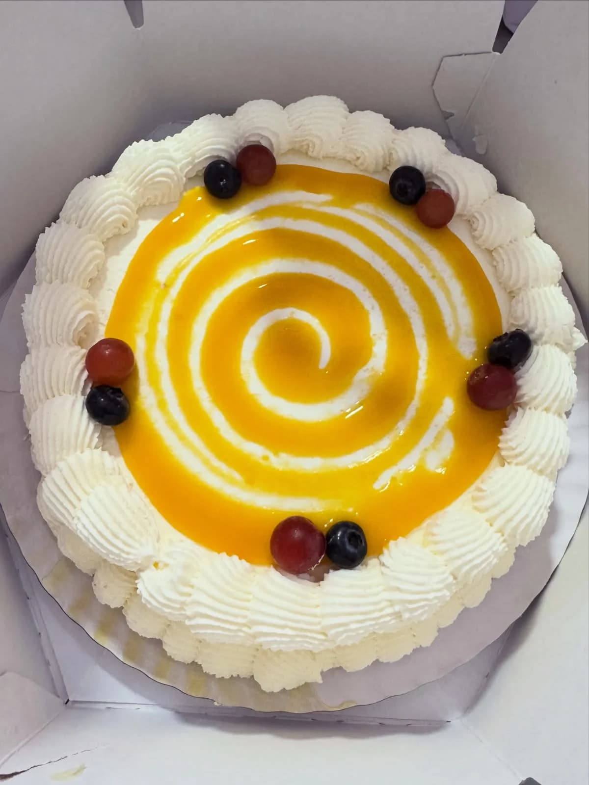 Tarta de bizcocho con nata y espiral de mango