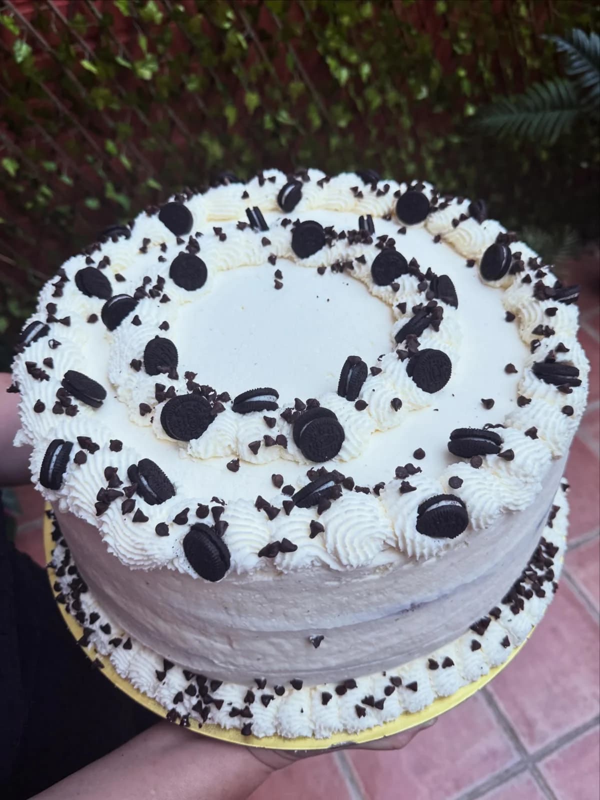 Tarta de bizcocho decorada con galletas Oreo