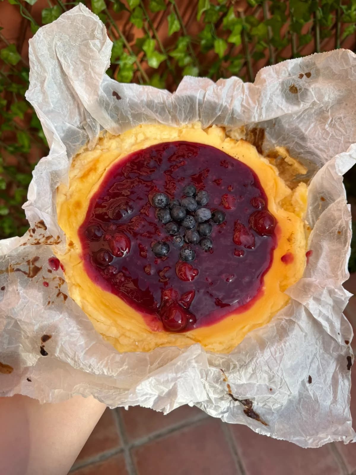 Tarta de queso con arándanos y frutos rojos